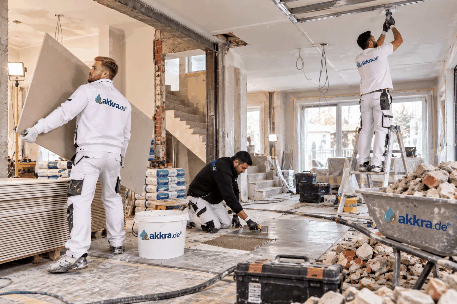 Mehrere Handwerker bei einer umfassenden Innensanierung